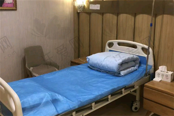 广州健丽医美王振国去眼袋